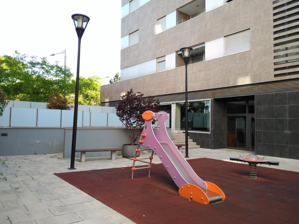Stylish Flat, 2 Bathrooms And Swimming Pool, Next To The Beach! サン・アドリア・デ・ベソス エクステリア 写真